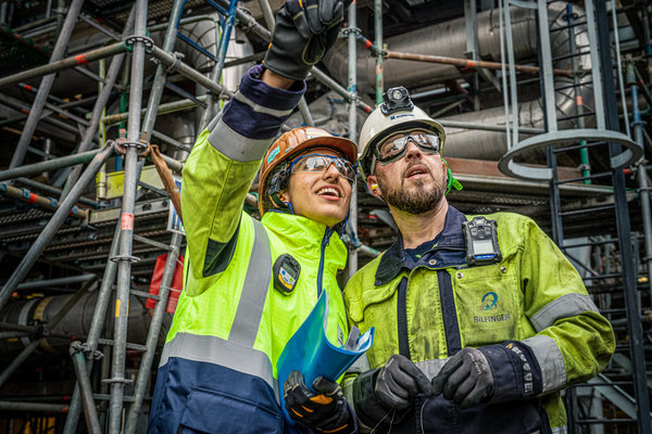 2_employees_ discussing_technical_details_of_turnaround_plant.jpg 